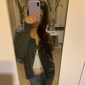 Grå Zara kofta  - En grå kofta från Zara som inte kommer till användning. Väldigt söt med små pärlknappar💕