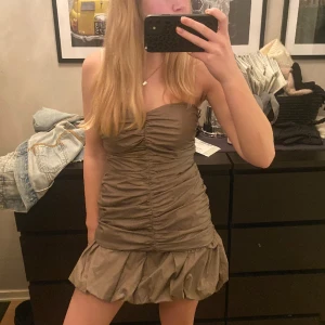 KLÄNNING - Säljer denna skit snygga klänning i en beige/brun/lila färg svårt att beskriva! Skit snygg till sommaren!!!!!