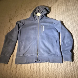 Sail Racing  - Min Sail Racing sipp tröja Använd men bra sick Säljer den för använder den inte längre  Färgen är bra förutom med lite miss färgning på huvan som inte syns om man inte kollar noga.  Inte sönder någonstans  Pris kan diskuteras  Kan mötas upp Götteborg 