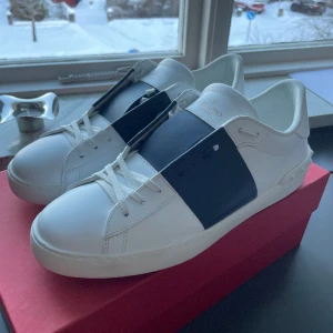 Helt nya valentinos!! - Valentino opens i navy till salu. Skoorna är använda en gång i princip helt nya. Allt som ingick när jag köpte skorna följer med vilket är kartongen, dustbag, skosnören mm.  Jag har kvitto!!  
