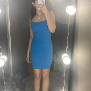 Säljer denna underbara blåa klänningen från zara då den inte kommer till användning längre. Använd ett fåtal gånger❣️