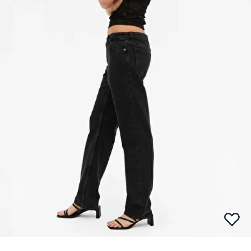 Nyköpta jeans från monki i storlek 36. Säljer pga att jag inte använt de sen jag köpte dem. Bra i längd på mig som är 167 cm🩷. Jeans & Byxor.
