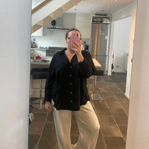 Svart linneskjorta  - En så najs svart linneskjorta från Lindex! Knappt använd 😍  Storlek L men skulle säga att den passar M och S också 🖤