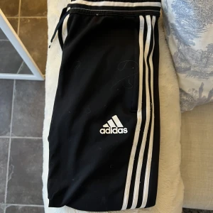Adidas byxor  - I storlek S