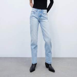 Raka jeans från zara i storlek 36. Bra skick och passar bra i längd på mig som är 167 cm💖Helt slutsålda på hemsidan!