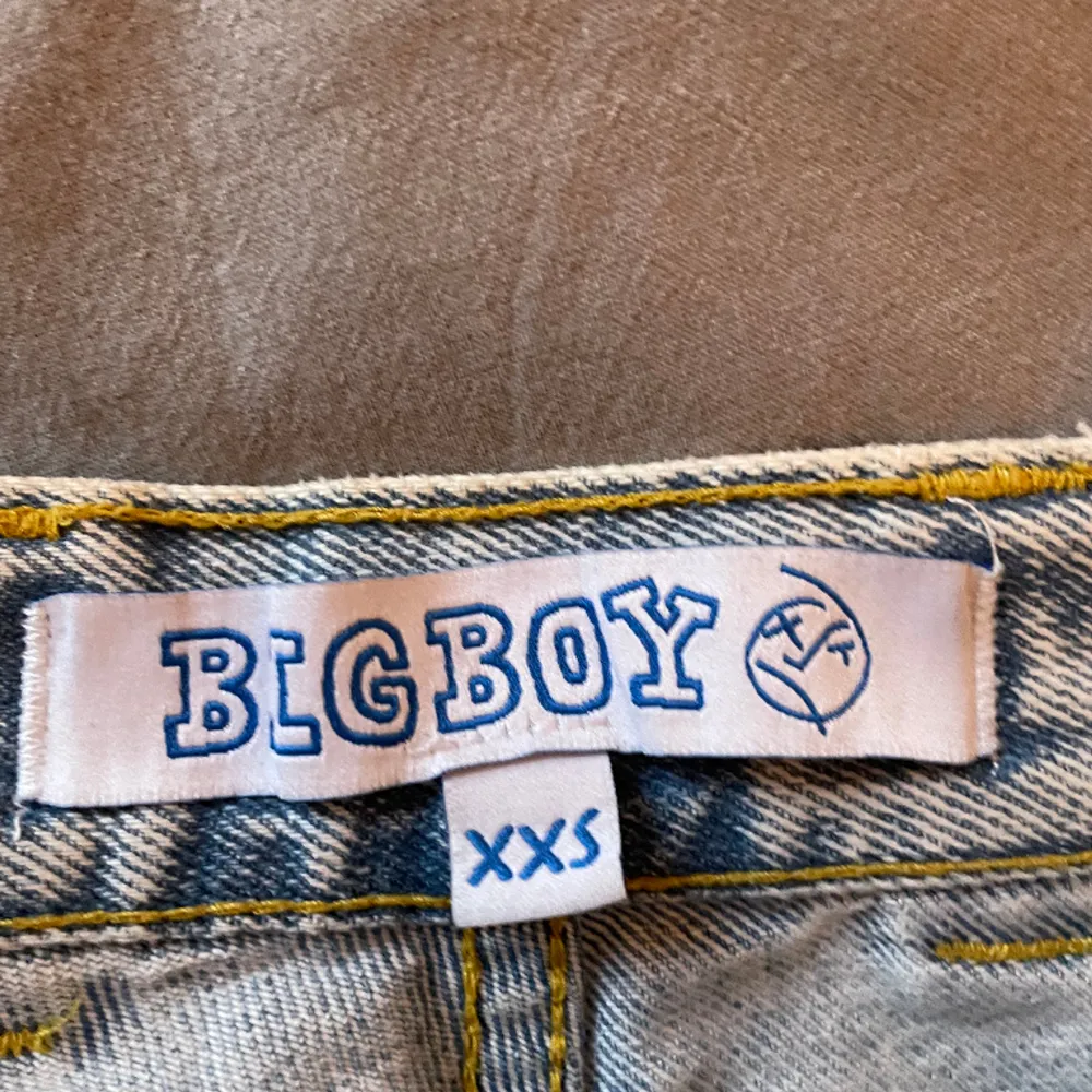 Riktigt feta Big Boy jeans från Polar Skate Co! Köpte för 1399 säljer för endast 500! Priset är ej huggit i sten.  Jeansen har två mindre fläckar på vänstra benet, men det syns inte när Jeansen viks på skon, annars bra skick, lite slitna längst ner.. Jeans & Byxor.