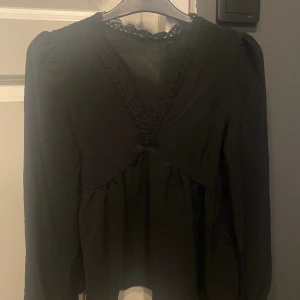 Svart blus  - Säljer denna jätte fina oanvända blusen då det inte riktigt är min still och den inte har kommit till användning.  Säljer för 50 kr + frakt