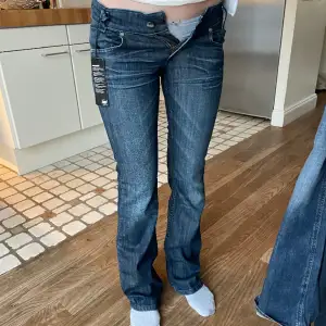Supersnygga lågmidjade bootcut jeans från LEE som tyvärr är lite för små för mig! De är i modellen LEOLA! Helt oanvända! Skriv vid frågor💕💕