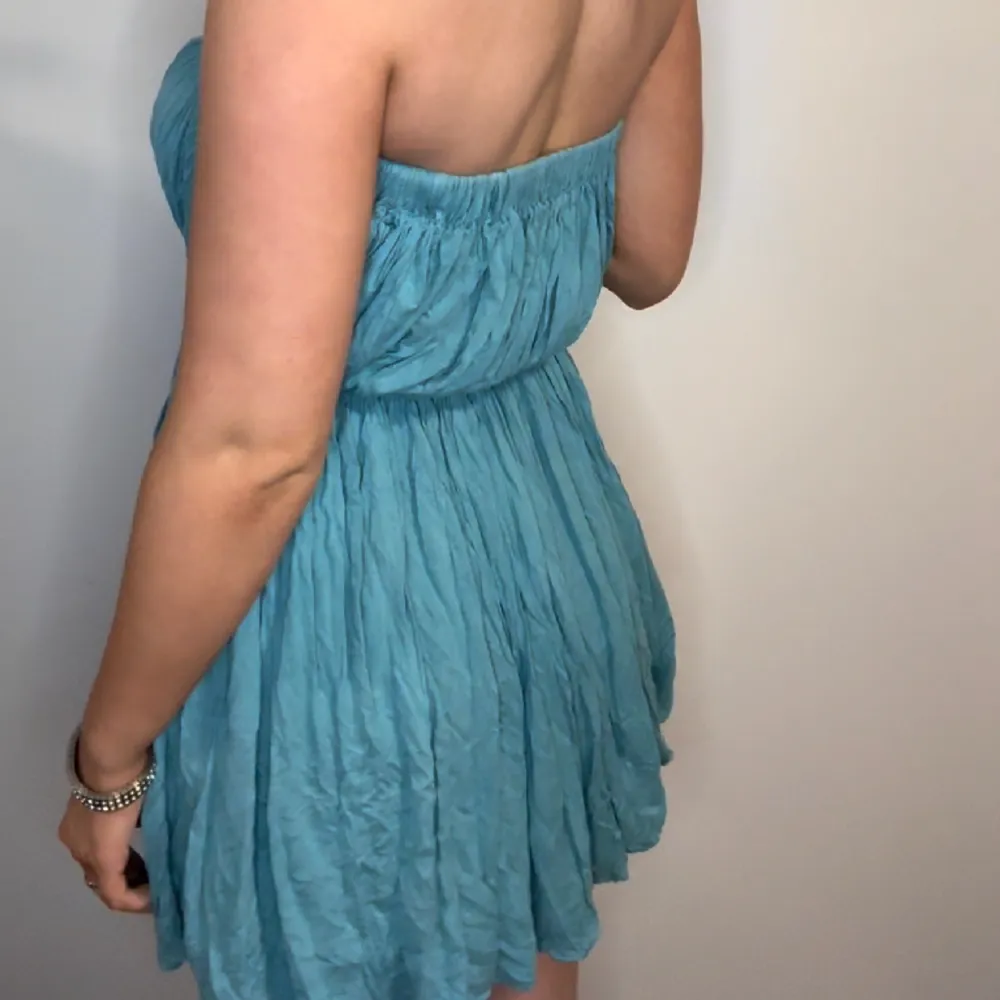 så sjukt fin blå/turkos klänning, den är helt perfekt till sommaren!!. Klänningar.