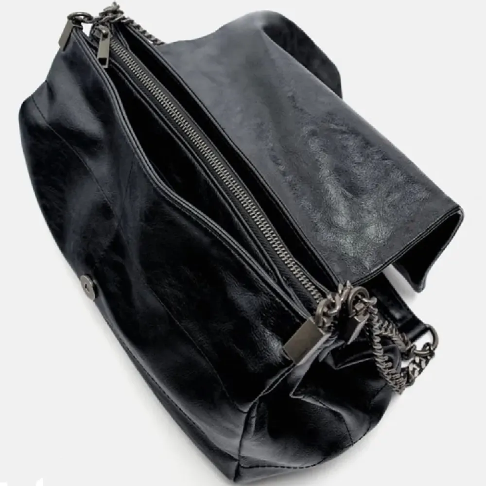 Säljer min väska från Zara som jag köpte i höstas och som inte finns kvar på hemsidan💕Inga defekter vad jag vet🙌🏻⭐️. Väskor.