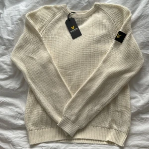 Lyle and scott tröja - Helt ny stickad tröja från Lyle and scott, stl 164-170, Sixten 14-15 år Färg whippets white