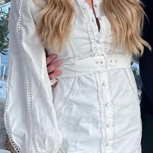 Perfekt studentklänning från Toelle - Säljer en perfekt studentklänning från märket Toelle 🌸 Va unik med denna urfina vita klänning med stora ärmar och skärp i midjan. Klänningen knäppes med knappar hela vägen, storlek M/L snygg både tight och oversized 🥰