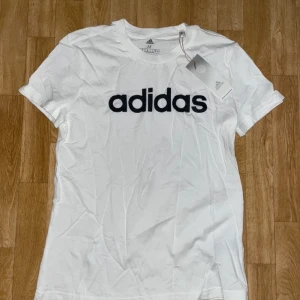 adidas t-shirt - aldrig använd eller testad