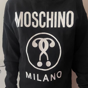 Moschino Milano Logo Print Sweatshirt - Jag säljer nu min Moschino Sweatshirt i väldigt bra skick. Tröjan är knappt använd och den håller en fin form.