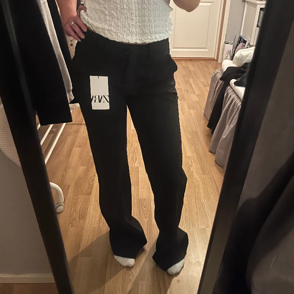 Säljer dessa superfina kostymbyxor från Zara, köpta för 699kr men aldrig kommit till användning! 💛 Priser går att diskutera! . Jeans & Byxor.