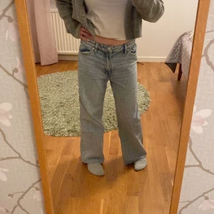 Blå jeans - Ett par snygga jeans från monki. Använt ett fåtal gånger. Mått: innerbenslängd: 67 cm, midjemått (rätt över):37cm. Jag är 156cm. Köpare står för frakt.💕