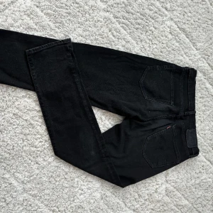 Levis 502 svarta  - Levis 502 svarta nyskick. Säljer för dom är för små. 