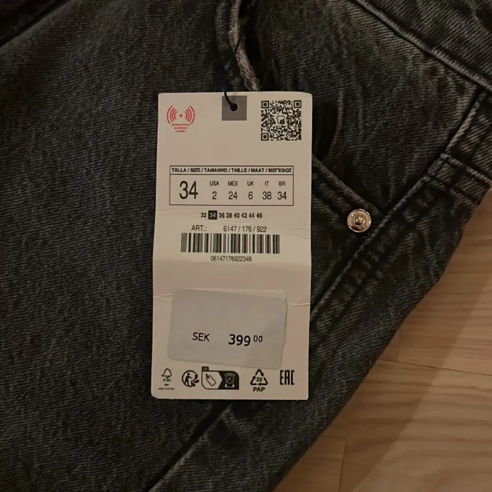 Hög midjade  Storlek 34 Nypris 399kr Säljer för 250kr!. Jeans & Byxor.