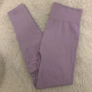 Tights - Lila träningstights med hög midja från H&M, använda två gånger ✨