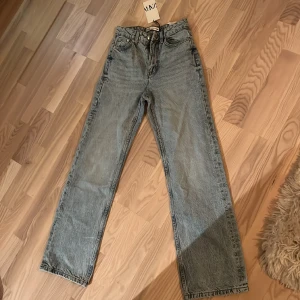 Zara jeans  - Hög midjade Storlek 34 Aldrig använda  Ny pris 399kr Säljer för 250!