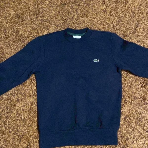 Lacoste jogger sweatshirt  - Helt ny har bara använts två gånger. Den passar S och XS. Priset kan diskuteras