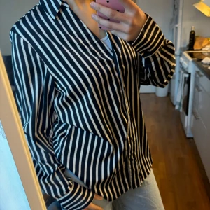 Skjorta 🖤 - Oanvänd skjorta från H&m i storlek 34. Den är oversized skulle passar som s och M