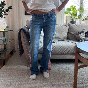 Jeans!  - Så snygga jeans med rosa Manchester på sidan❤️❤️❤️ Midjemått:82cm Innerbenslängden:86cm