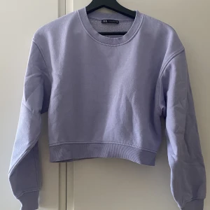 College tröja - Ljuslila college tröja från zara u storlek S, knappt använd. Den är lite kortare i modellen❣️