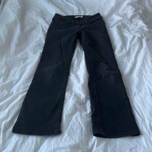 Populära jeans från Levis i modellen Superlow Boot! Slutsålda på hemsidan sist jag kollade. Midjemått: 74cm innerben: 77cm 