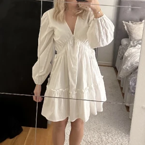 Studentklänning  - Så fin studentklänning som jag köpte här på plick men var tyvärr för liten för mig. Bara provad och har alla lappar kvar, första bilden är  lånad från säljaren💞priset kan diskuteras vid snabb affär 😇
