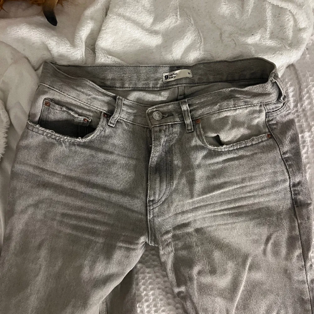 Fina Lågmidjade jeans från Gina, dem är straight. Knappt använda, fråga om ni vill ha fler bilder 💗. Jeans & Byxor.
