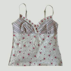 Blommig cami topp 2000-tal. Stretchigt material. 