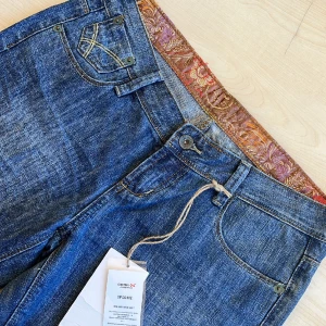 LOWWAIST BOOTCUT JEANS - HELT NYA lowwaist jeans från Cron X😍 Modellen är ca 168cm Mått (cm): Midja 40 Innerbenslängd 83 Ytterbenslängd 104 Lår 24,5