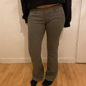 Lågmidjade jeans, khakifärgade Midjemått:40 cm Innerbenslängd: 84 cm