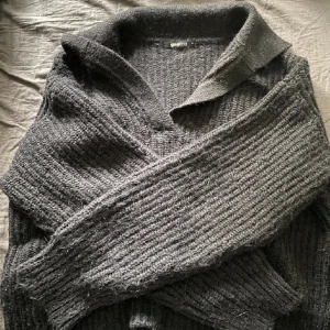 Stickad tröja - Jättefin stickad tröja från ginatricot som tyvärr inte kommer till användning längre.  Nypris 349kr. 💞