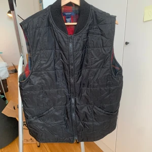 GANT gilette  - Storlek L. Passar perfekt till våren med hoodie under. Kan vara åt både in och ut.