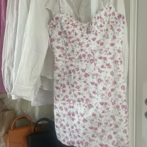 Söt kort klänning  - Säljer denna söta somriga löpningen från zara i storlek S m. Har aldrig kommit till användning och därav säljer jag den😊 Säljer för 150 kr plus frakt💕