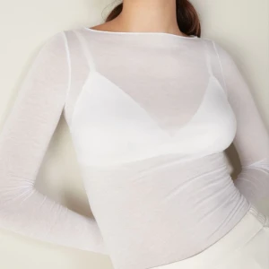 Tröja  - Säljer min vita intimissimi tröja. Som aldrig kommer till användning och den är i nyskick. bara och skriva om mer bilder och priset kan diskuteras 