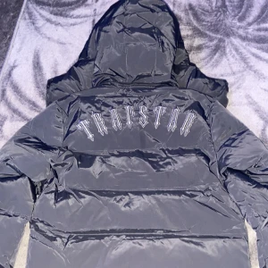 Tja ja tänkte sälja min gamla trapstar jacka har precis köpt en canada goose så har inte så mycket användning till denna jacka längre  - Grå trapstar jacka storlek S väldigt varm jacka och mysig 