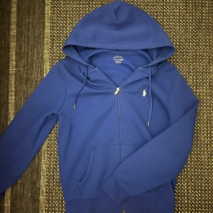 Ralph Lauren kofta - En Ralph Lauren/Polo kofta i perfekt skick Köptes i Ralph Lauren MOS Nypris 2099kr Storlek S