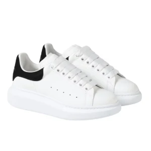 Alexander mcqueen - Säljer mina alexander mcqueen skor. De är i relativt bra skulle skick men skosnörena och insidan av skorna är lite slitna❤️Men med skorna på så ser de nästan nya ut!😍 skriv för egna bilder🥰