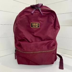 Vans ryggsäck - Snygg vinröd ryggsäck från vans som är svår att få tag i. Mycket bra skick! Inga defekter