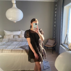 Festklänning - Festlig tyllklänning med prickar i sammet & tillhörande underklänning. Storlek XS/S, från H&M 🖤