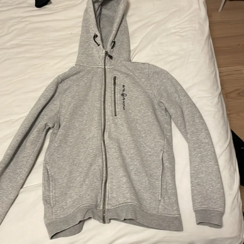 Sail raicing zip, storlek 170 använde den mer förr men i helhet ett bra skick, inga hål eller missfärgade fläckar eller liknande. Hoodies.