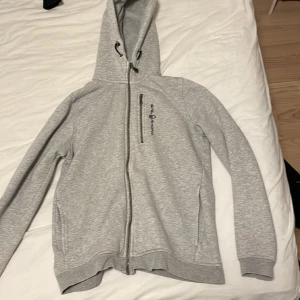 Zip hoodie - Sail raicing zip, storlek 170 använde den mer förr men i helhet ett bra skick, inga hål eller missfärgade fläckar eller liknande