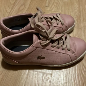 Lacoste sneakers - Ljusrosa Lacoste sneakers . Stl 38. Använda men i fint skick .