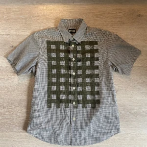 Vintage skjorta - Kortärmad vintage skjorta från PPFM. Passar S/M! 