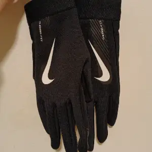 Selling these cool gloves since i bought them online and they dont fit. I got them today and i tried them on just once. Very good quality. Original package. 