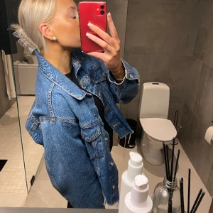 Jeans Jacka  - Säljer min fina jeansjacka från Ginatricot! Köpt för några månader sen och är sparsamt använd. Fint skick💗