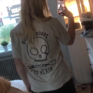 Beige t-shirt - Beige cool t-shirt med tryck på både fram och baksida. Sällan använd.